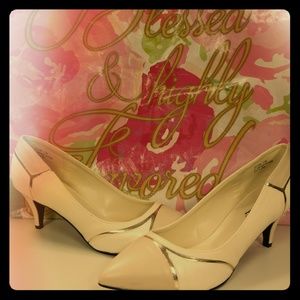 Annie's Devine dress pump 11 wide!